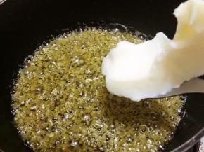 捞出蟹壳不要，放入姜末爆香同时放入猪油