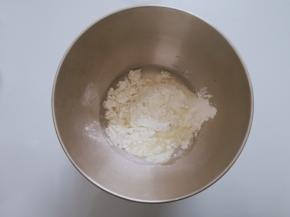 除黄油和盐外，所有材料倒入厨师机搅拌桶中