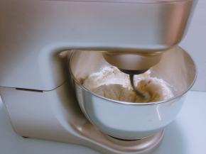 放入厨师机中选择揉面模式，开启2档揉成面团