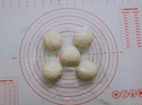 揉好面团分成5份，滚圆松弛5分钟