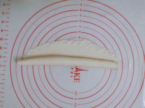 横着放，末端压薄边，从上往下卷起来