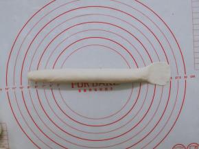 一头用擀面杖压扁