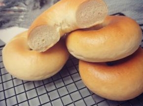 贝果是外韧里嫩的口感，我特别喜欢吃贝果