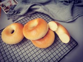 如果夹三明治，可以在中间对切，加入你喜欢的食材就行了