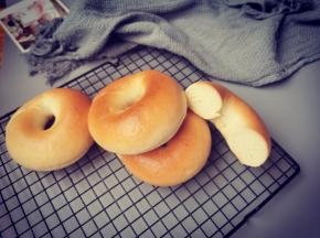 如果夹三明治，可以在中间对切，加入你喜欢的食材就行了