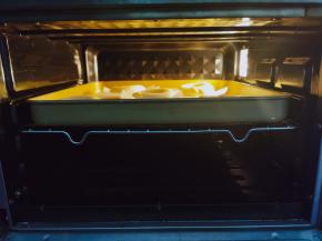 煮好的贝果沥干水分，放在烤盘上。提前预热烤箱。200度，中层，上下火，烤20分钟即可。如果上色了，及时盖上锡纸