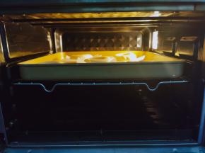 煮好的贝果沥干水分，放在烤盘上。提前预热烤箱。200度，中层，上下火，烤20分钟即可。如果上色了，及时盖上锡纸