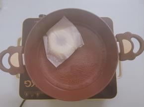 将发酵好的面团， 正面放进糖水中 去掉油纸