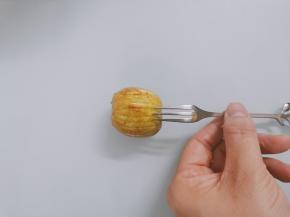 用叉子或其他工具划出纹理