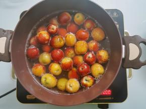 将冬枣倒入锅中，加入适量水煮开，煮去脏东西，用清水冲洗干净备用