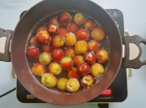 将冬枣倒入锅中，加入适量水煮开，煮去脏东西，用清水冲洗干净备用