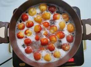 放入清洗干净的冬枣大火煮开，转中火