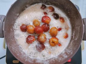 煮至糖水粘稠冒大泡泡，大约1个小时