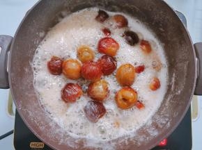 煮至糖水粘稠冒大泡泡，大约1个小时