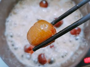 煮好的冬枣包裹的汤汁，晶莹剔透