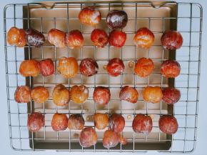 用筷子夹出，摆放烤网上