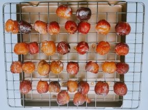 用筷子夹出，摆放烤网上