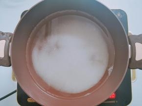 水和白砂糖一起入锅，煮至白砂糖融化放入