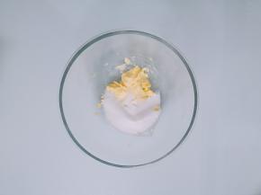黄油放室温软化，加入细砂糖