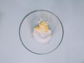 黄油放室温软化，加入细砂糖