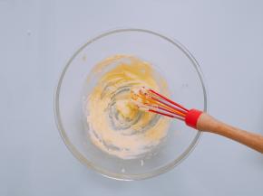 打蛋器搅拌一下，再打发至黄油颜色变浅、体积变大的状态