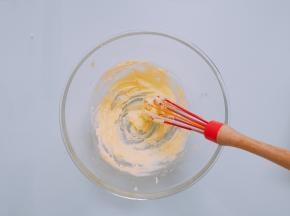 打蛋器搅拌一下，再打发至黄油颜色变浅、体积变大的状态