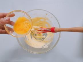 将蛋液放入，继续打发至蛋液已经完全融合到黄油里