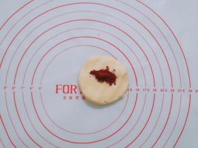 和好的面团，取出40克加入红曲粉拌均匀