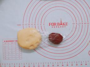 两色面团用保鲜膜包好，放冰箱冷藏30分钟