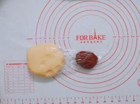 两色面团用保鲜膜包好，放冰箱冷藏30分钟