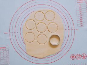 将面团擀平擀到0.5mm厚度，用圆形模具压出圆形，没有模具可以用杯子