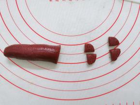 另一条切成小片再对半一切，做成耳朵