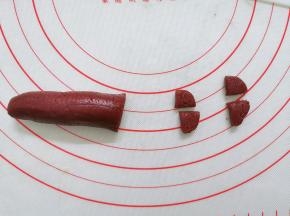 另一条切成小片再对半一切，做成耳朵