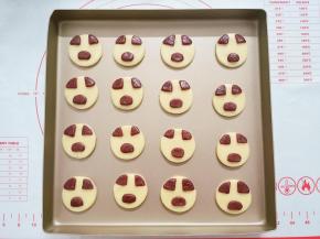 耳朵鼻子刷上水，粘到圆片上