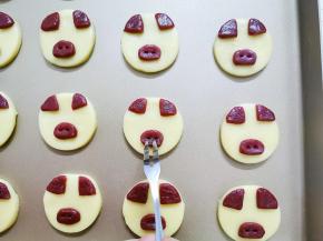 用叉子或筷子戳出鼻孔