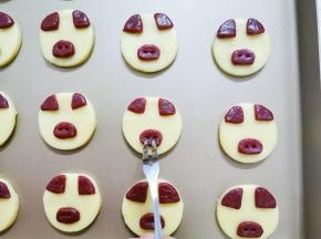 用叉子或筷子戳出鼻孔