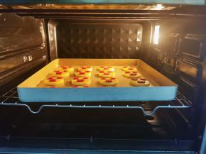 烤箱预热上火140度下火175度5分钟，放入饼干烘烤20分钟左右即可。中途要观察饼干上色情况（烘烤时间要看饼干的厚度）