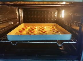 烤箱预热上火140度下火175度5分钟，放入饼干烘烤20分钟左右即可。中途要观察饼干上色情况（烘烤时间要看饼干的厚度）