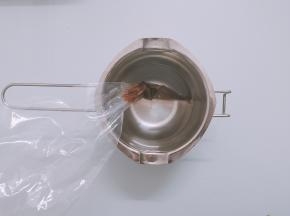 一小块巧克力放入裱花袋中，放入热水中融化。用来画猪猪眼睛，也可以用巧克力笔