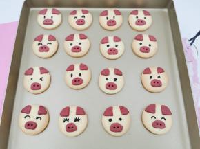 饼干出炉放凉后，画上眼睛。一个个呆萌的小猪就好了