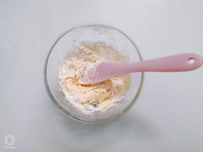 用刮刀翻拌和压拌至看不见干粉，不要过度搅拌