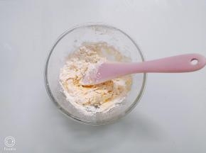 用刮刀翻拌和压拌至看不见干粉，不要过度搅拌