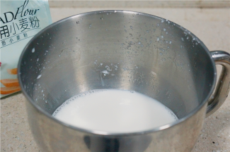 将牛奶，白糖，细盐，鸡蛋配至到厨师桶里面。