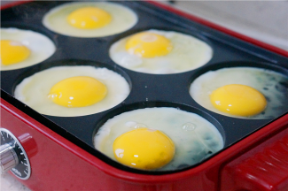 然后再将所用的鸡蛋煎制好。要做几个汉堡就煎几个鸡蛋。