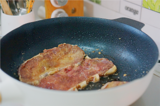 锅里加油，将腌制好的牛排也下锅，煎至熟透再对切成块就可以。