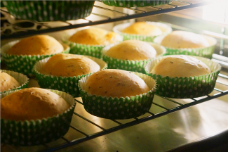 醒发好之后取出水盘，我是转至风炉里面，180度预热好，然后烤了15分钟。烤好后趁还有点温温热，就可以将餐包密封起来备用了。