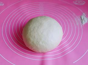 再揉成黄瓜的面团，盖上保鲜膜醒发20分钟。