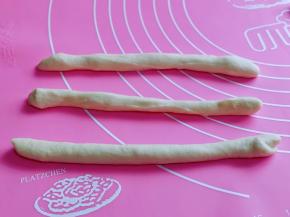 取三条，搓成圆条状。