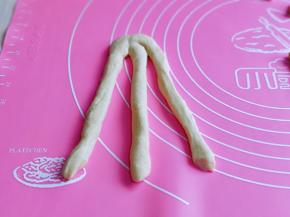 三根长条顶部捏紧。