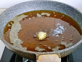 锅中加入食用油，待油温7.8成热时，将麻花胚放入油锅中 （有些人总问如何判断油温！很简单，可以用一小块面团测试，面团放入锅中，立刻漂浮上来，油温即可）